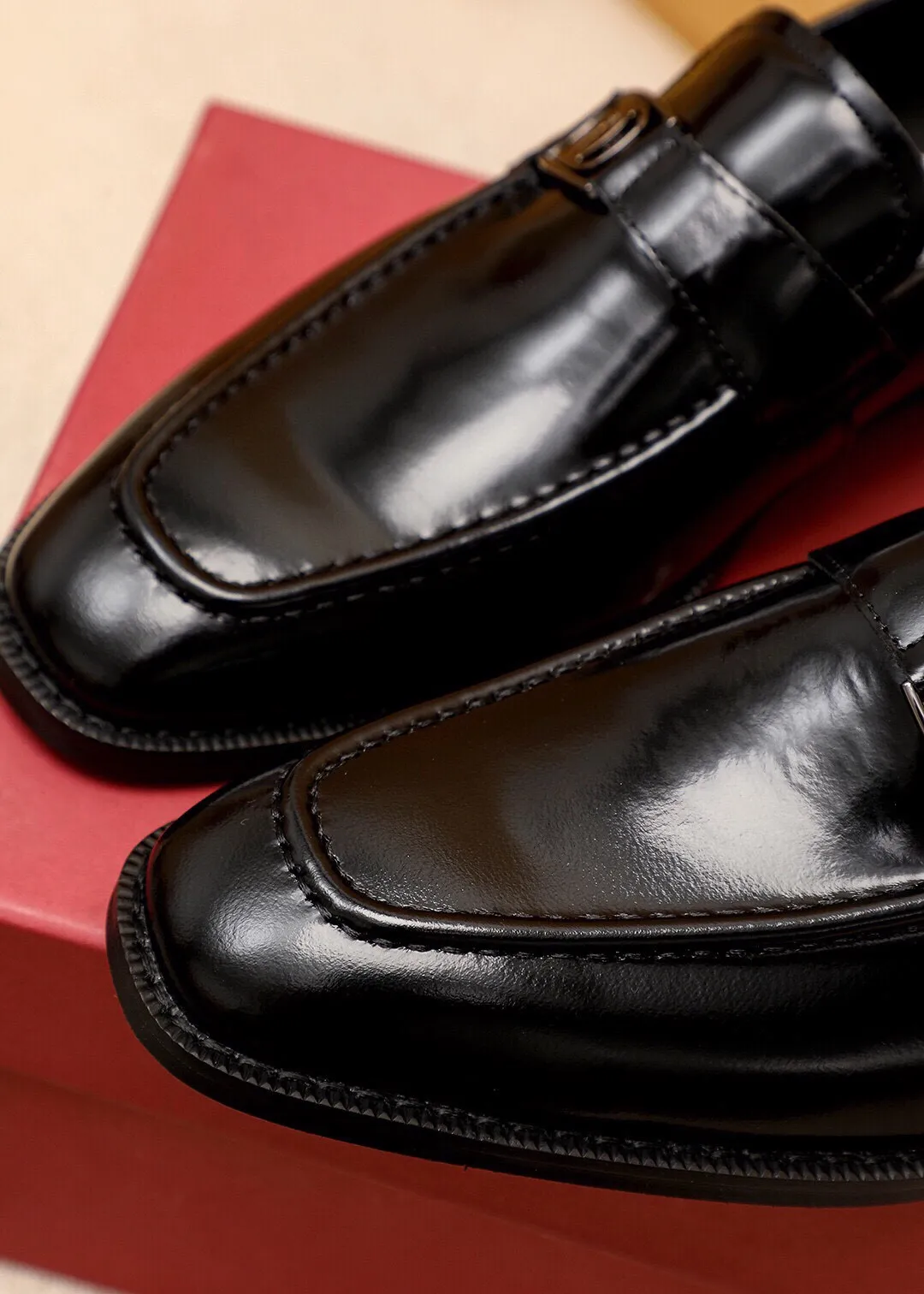 Men's shoes 💰400 💐 Product trademark: Ferragamo "Ferragamo" casual leather shoes Regular size: 39-44 (38.45.46🉑️Customized) Product materials: Selected imported open-edge beaded calfskin upper + classic hardware buckle, imported pig leather lining. Strong three-dimensional visual effect, non-slip and wear-resistant combination outsole Color: 1⃣️color optional